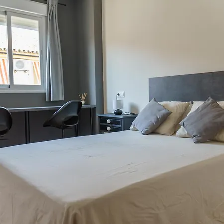 Habitación en casa particular Tu Hogar Desayuno, Parking Y Piscina Incluidos *